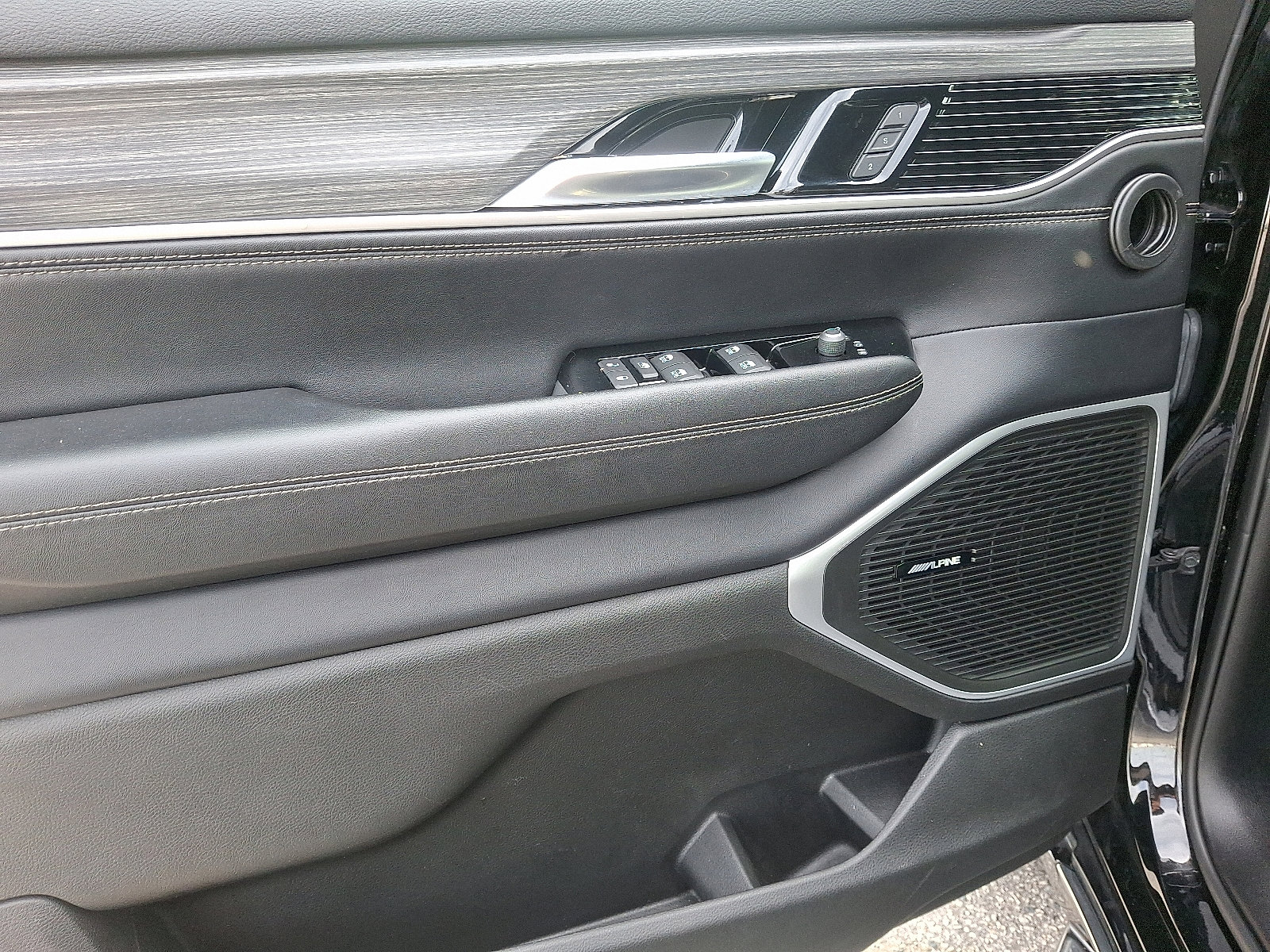 2024 Jeep Wagoneer L Series II photo 12