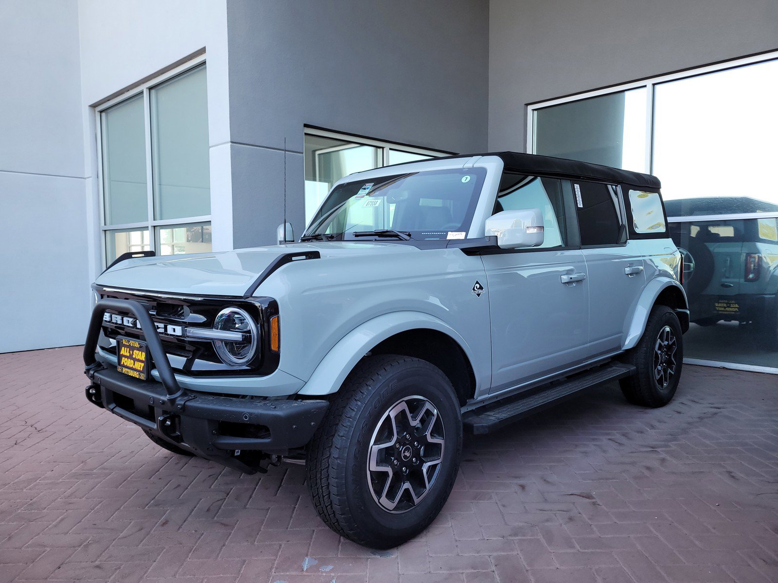 2024 Ford Bronco Outer Banks photo 2