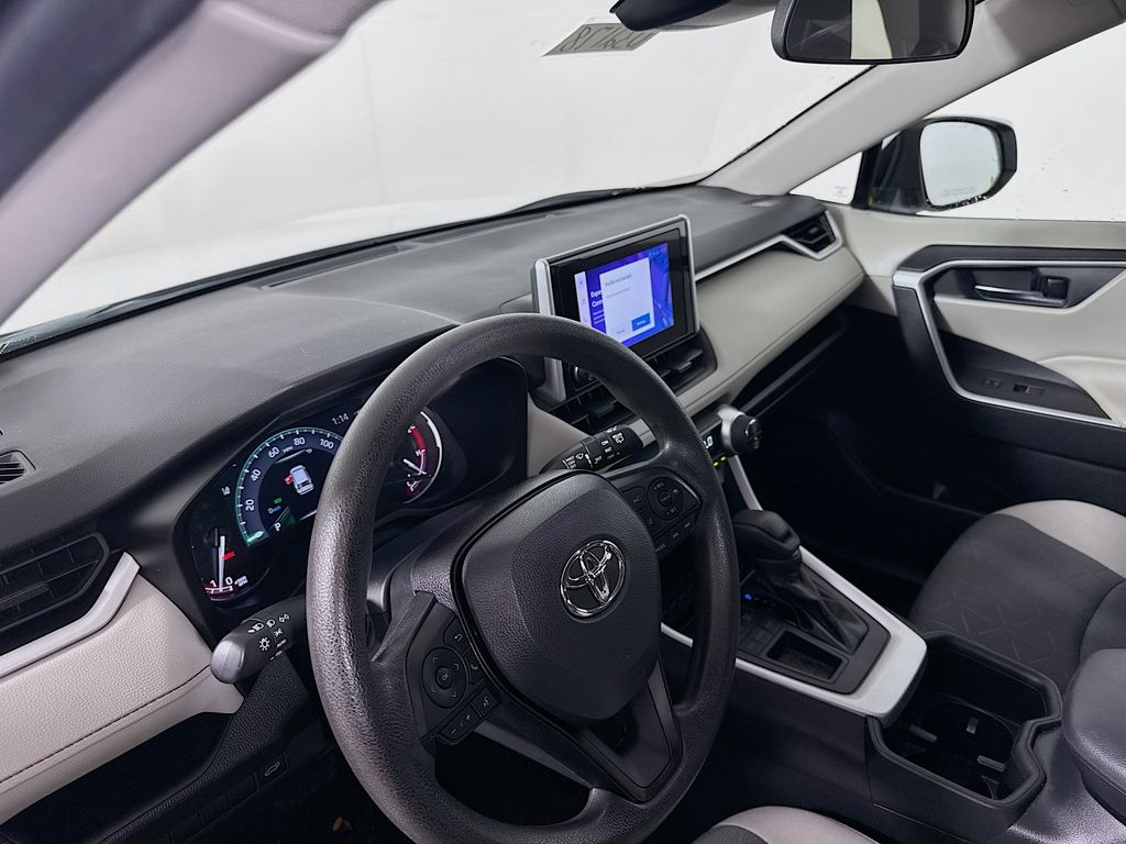 2023 Toyota RAV4 XLE photo 6