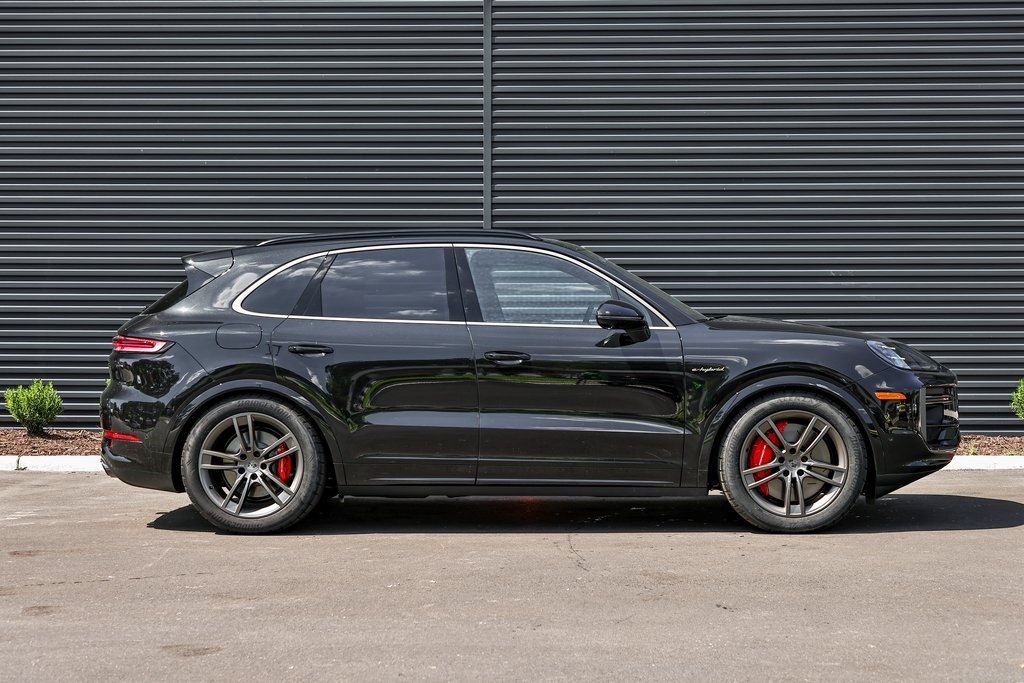 2026 Porsche Cayenne Turbo E-Hybrid photo 4