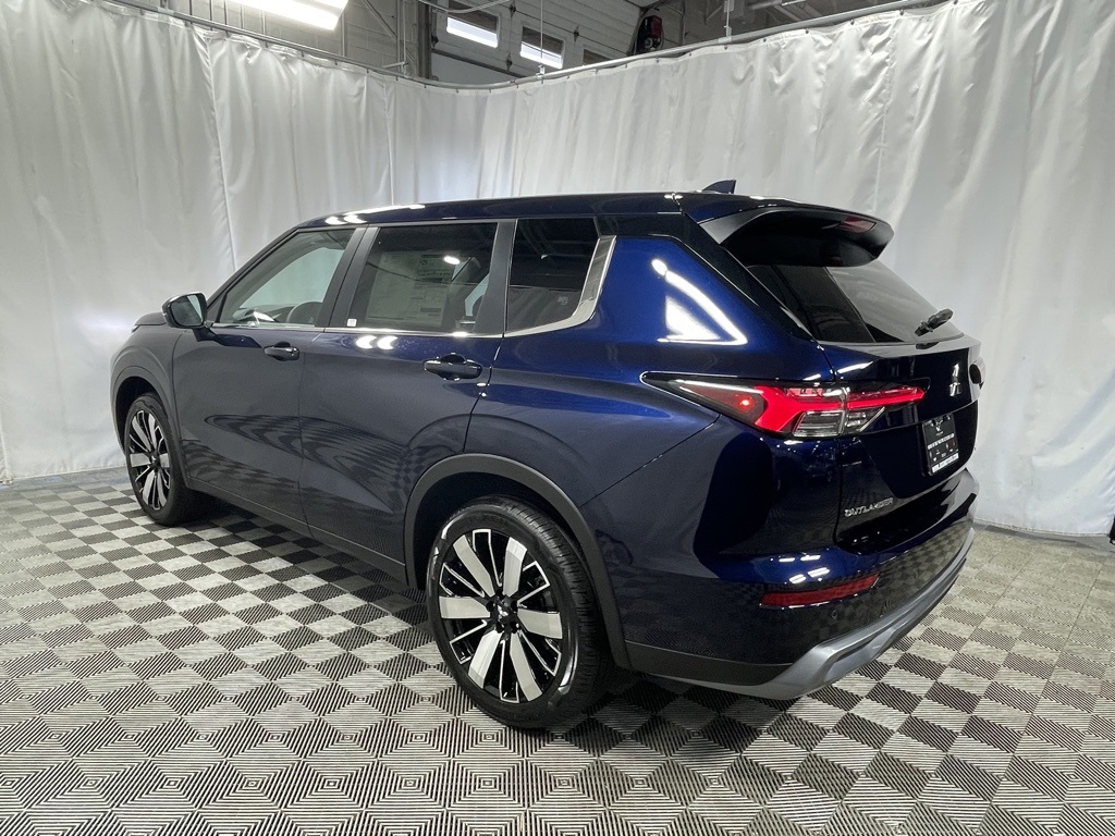 2025 Mitsubishi Outlander SE photo 4