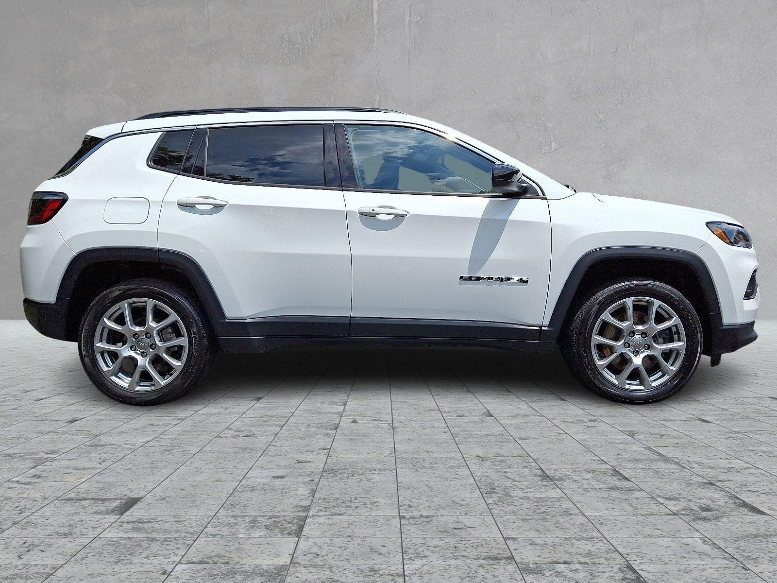 2023 Jeep Compass Latitude Lux photo 6