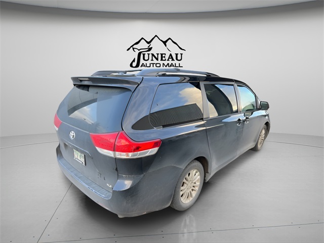 2013 Toyota Sienna XLE photo 2