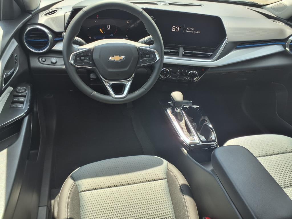 2025 Chevrolet Trax LT photo 7