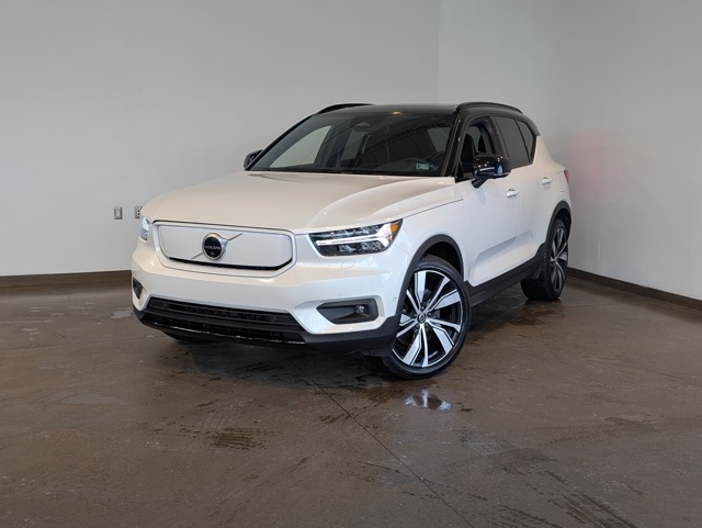 2022 Volvo XC40 Plus's photo
