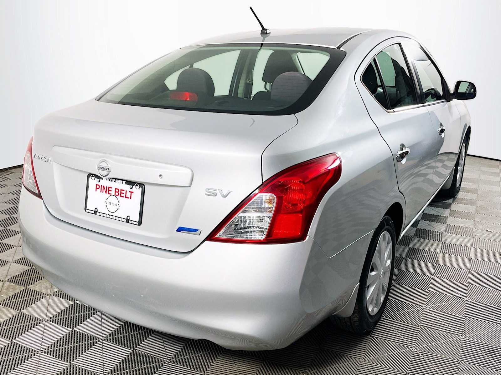 2012 Nissan Versa SV photo 4
