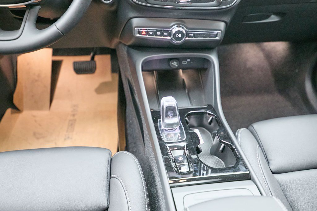 2026 VOLVO XC40 - Image 23