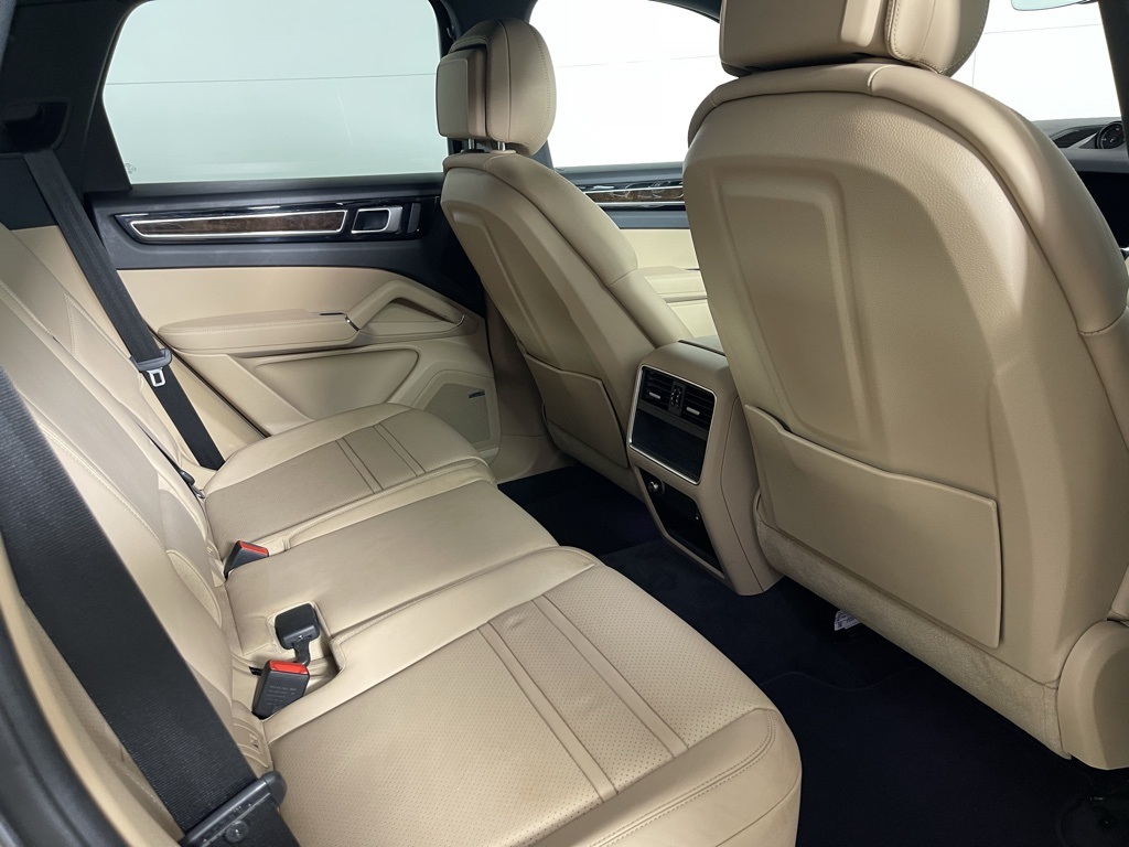 2022 Porsche Cayenne Base photo 15