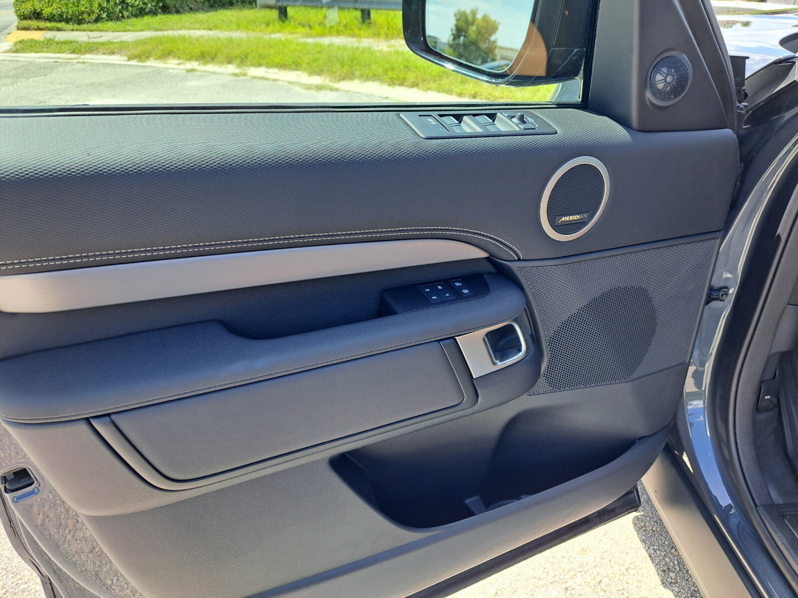 2025 Land Rover Discovery SE photo 11
