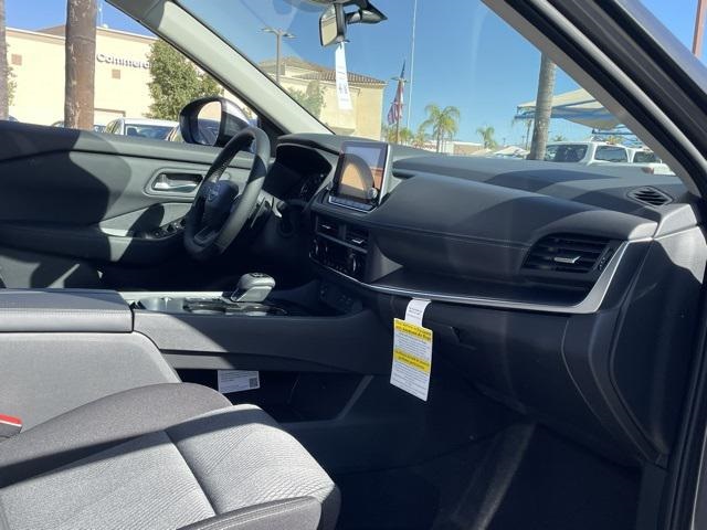 2025 Nissan Rogue SV photo 16
