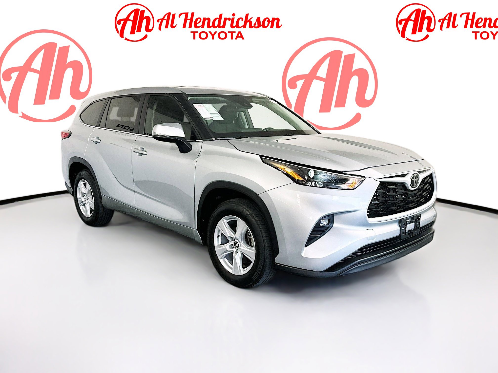 2023 Toyota Highlander LE's photo