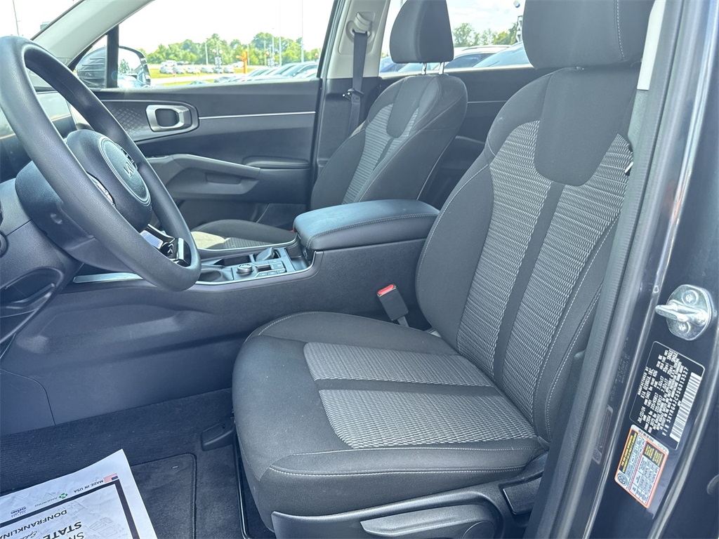 2025 Kia Sorento LX photo 16