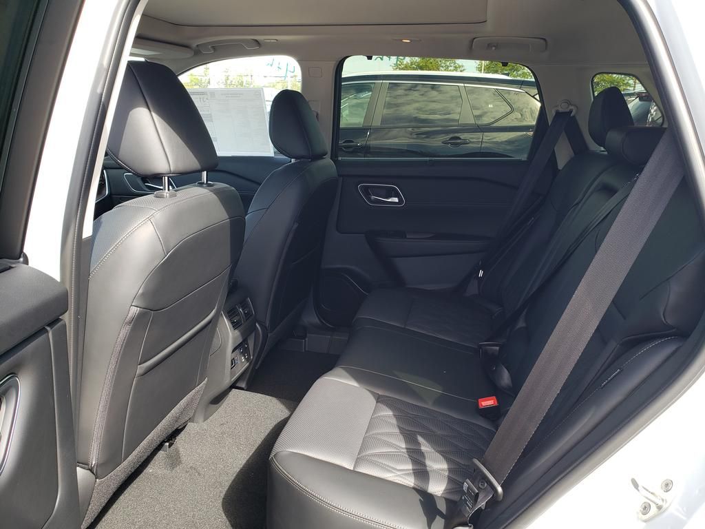 2026 Nissan Rogue Platinum photo 8