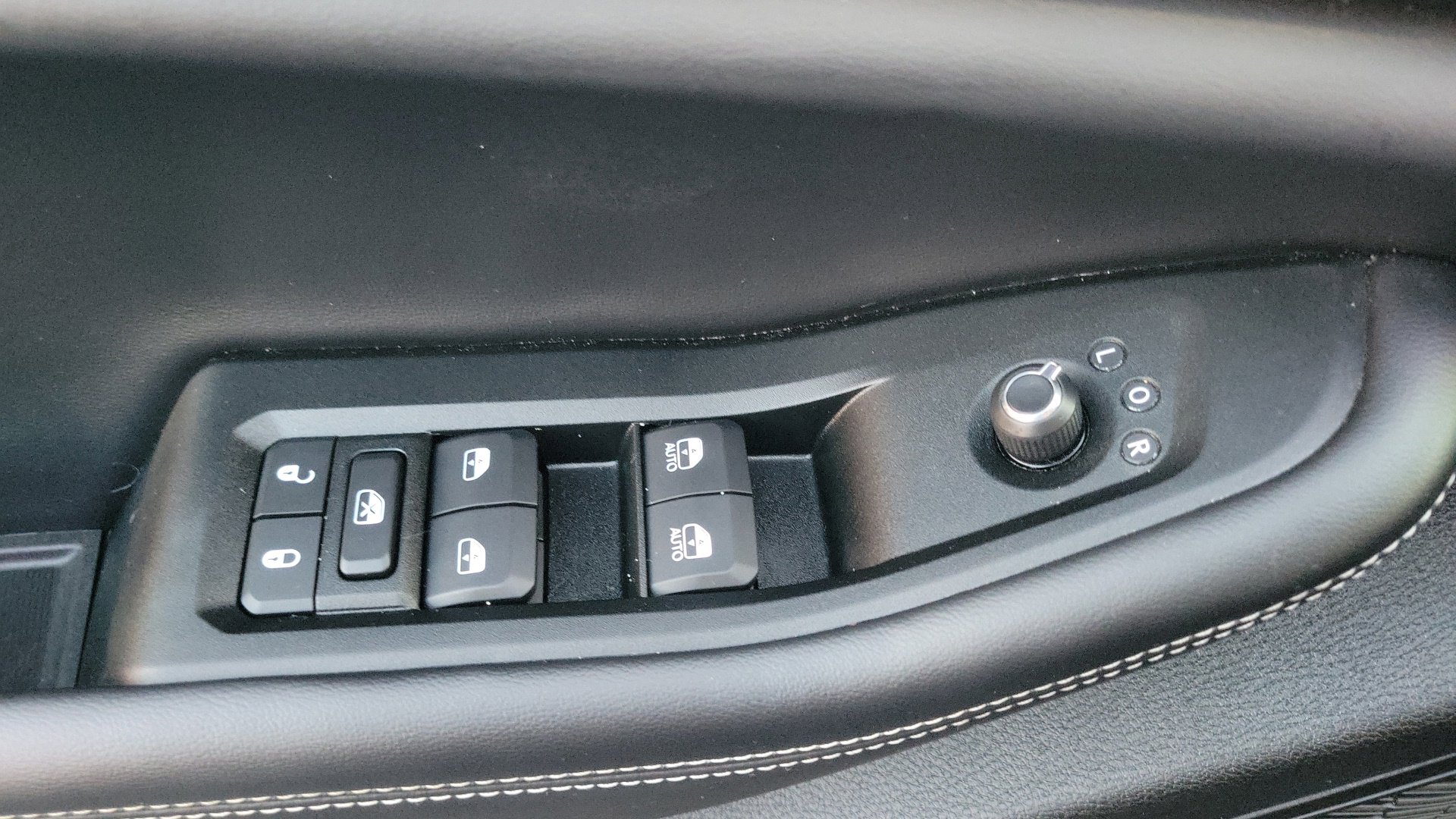 Used 2025 Diamond Black Crystal Pearlcoat Jeep Altitude X image 19