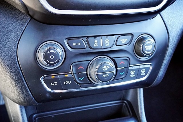 2021 Jeep Cherokee Latitude Lux photo 24