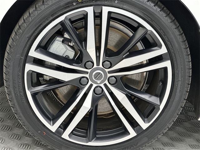 2022 Volvo S60 Recharge R-Design Expression photo 2