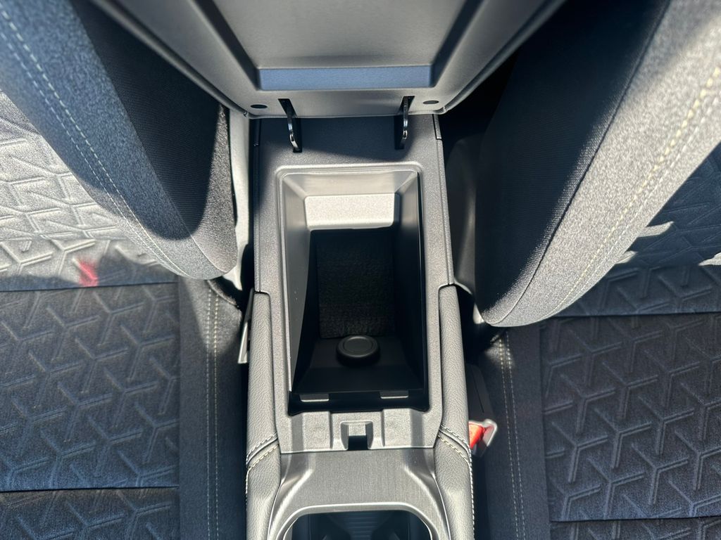 2025 Nissan Kicks SV photo 19