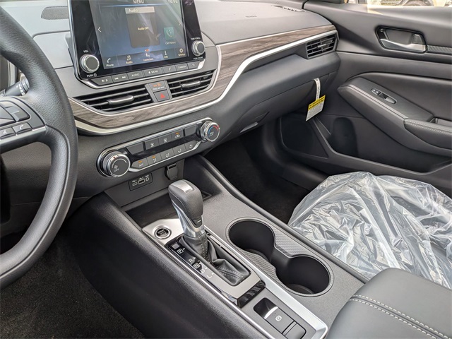 2025 Nissan Altima SV photo 13