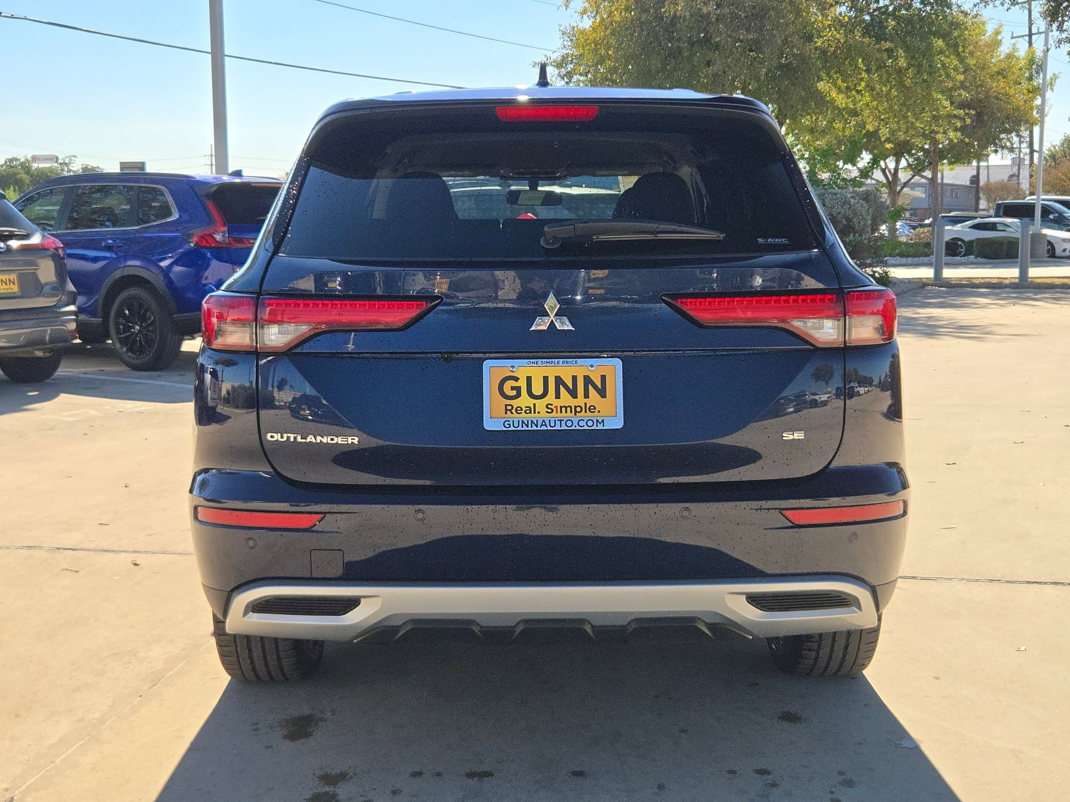 2023 Mitsubishi Outlander SE photo 2