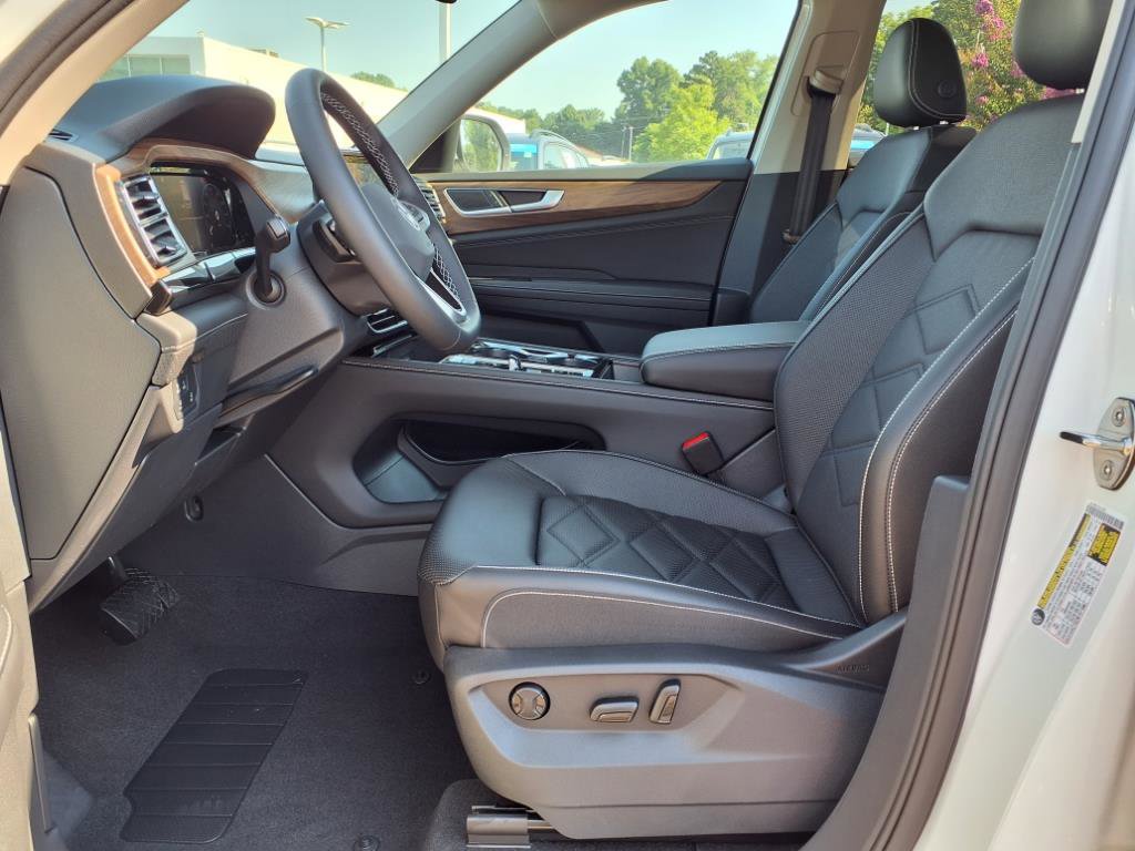 2025 Volkswagen Atlas SE Technology photo 2