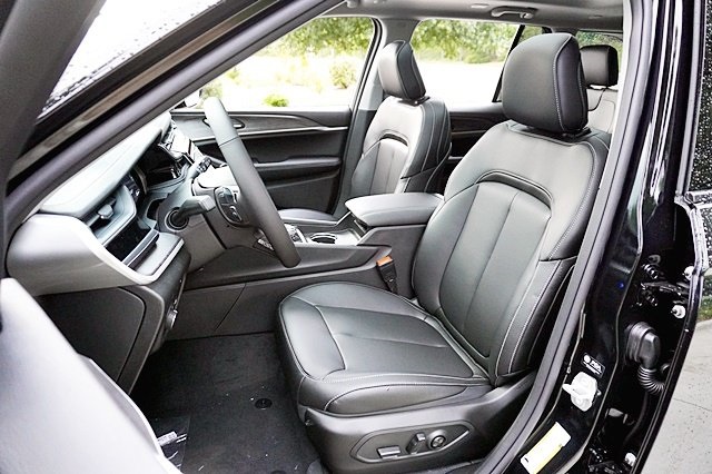 New 2023 Diamond Black Crystal Pearl-Coat Exterior Paint Jeep 4xe image 19