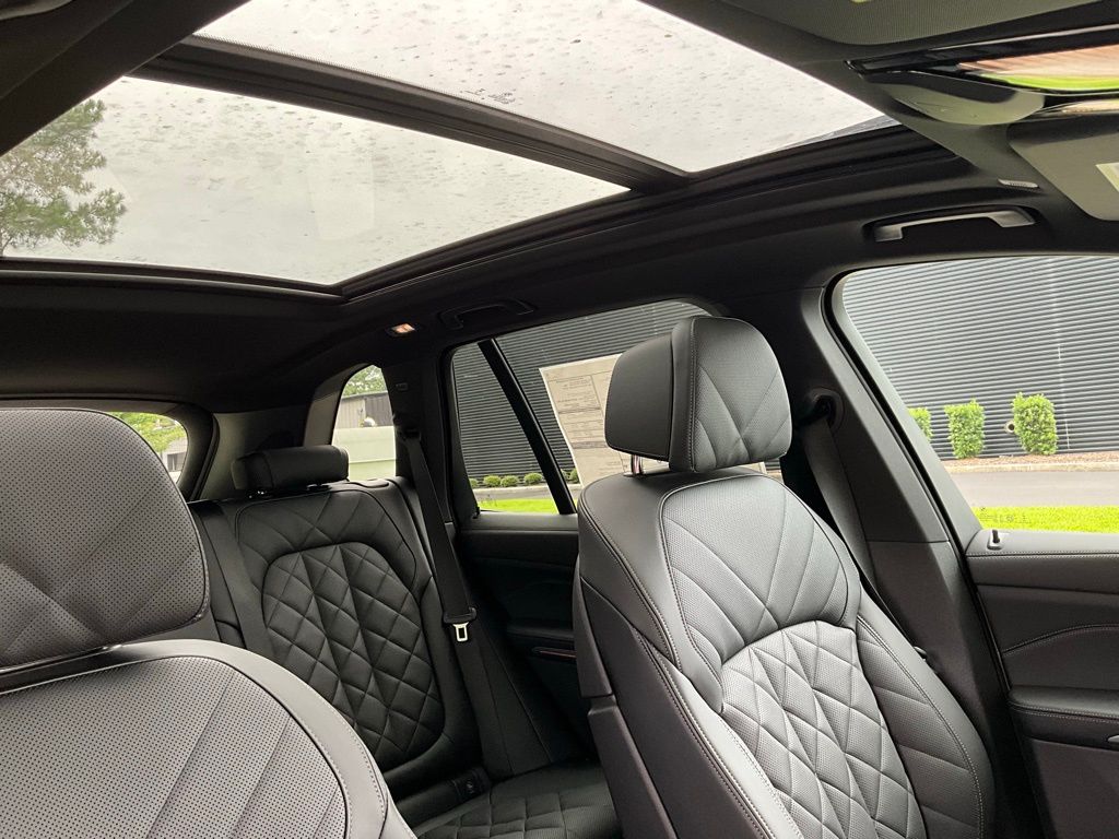 Used 2025 Alpine White BMW M60i image 7