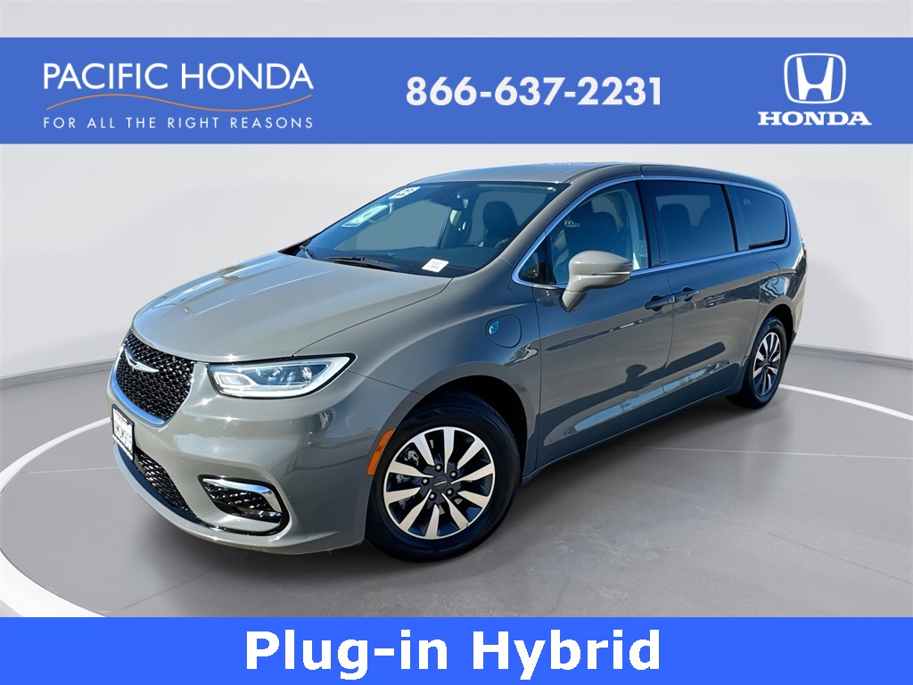 2022 Chrysler Pacifica Hybrid Touring L's photo