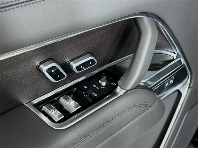 2025 Land Rover Range Rover SE photo 18