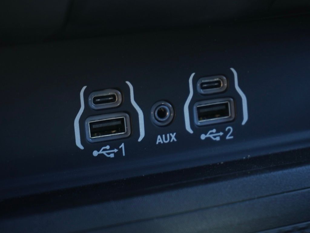 New 2025 Diamond Black Crystal Pearl-Coat Exterior Paint RAM Big Horn Sport Appearance Edition image 19