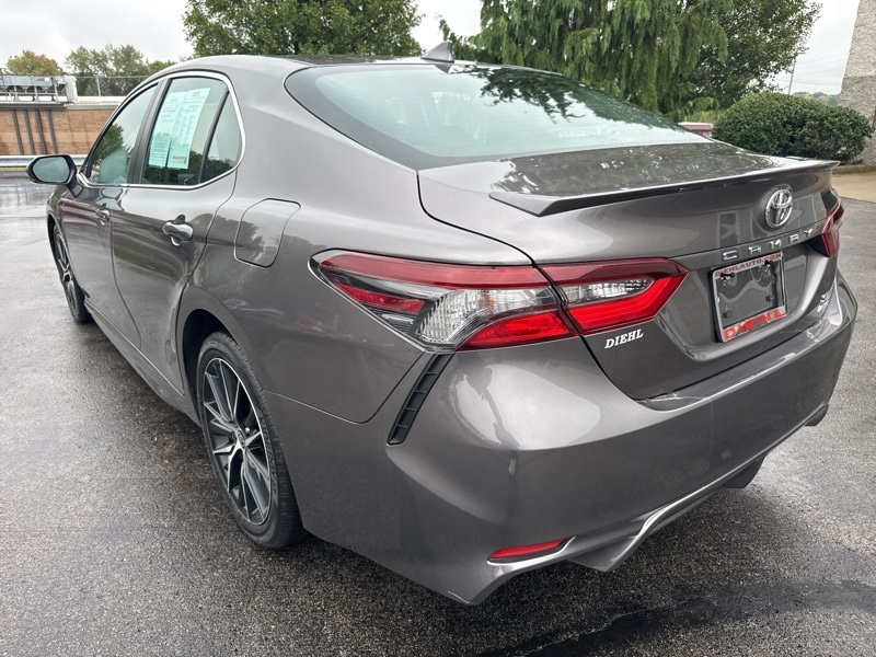 2022 Toyota Camry SE photo 5