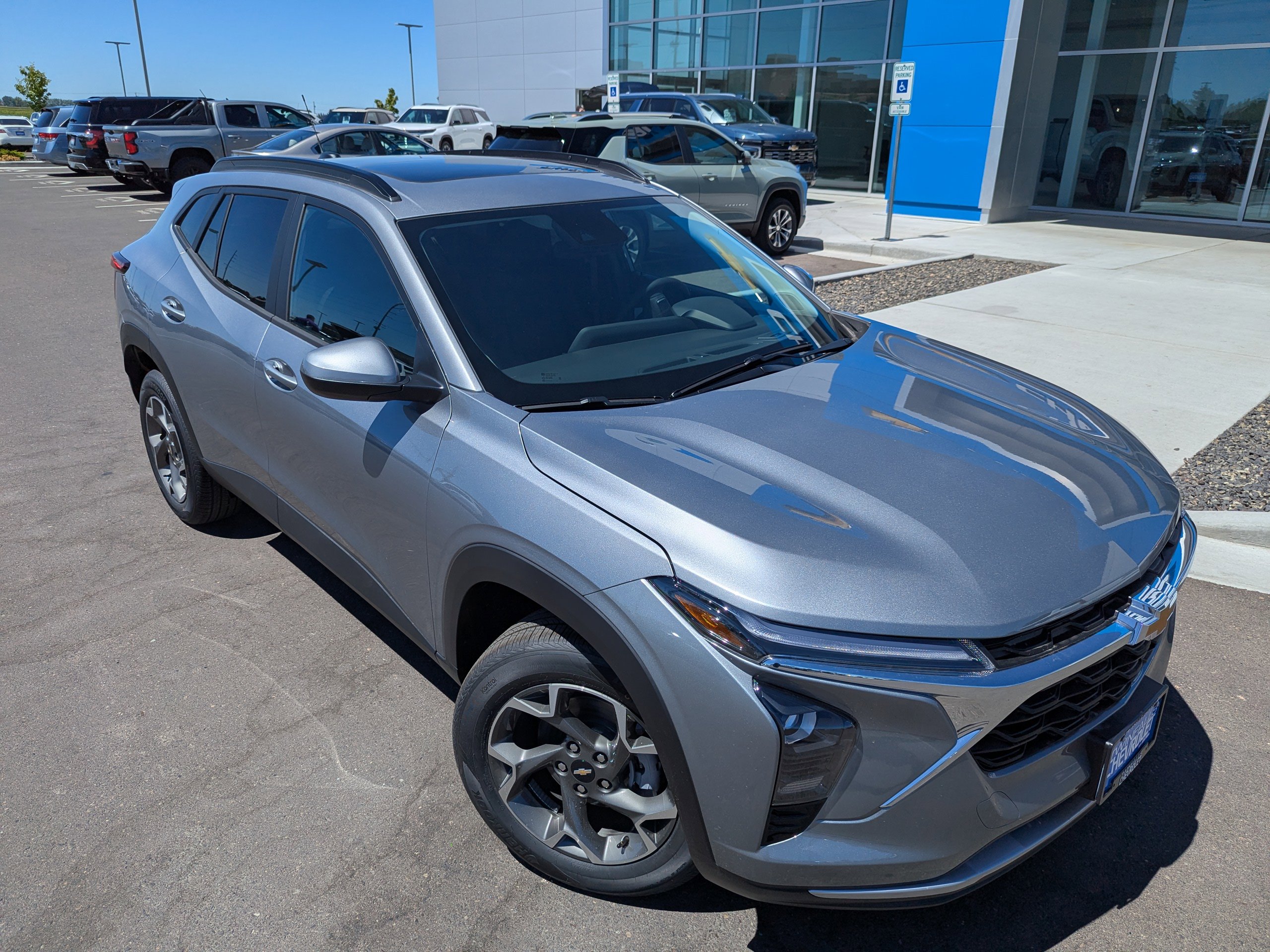 2025 Chevrolet Trax LT photo 2