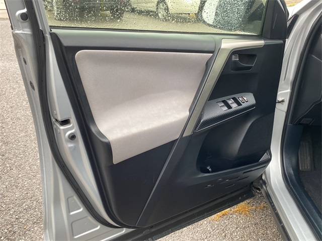 2014 Toyota RAV4 LE photo 18