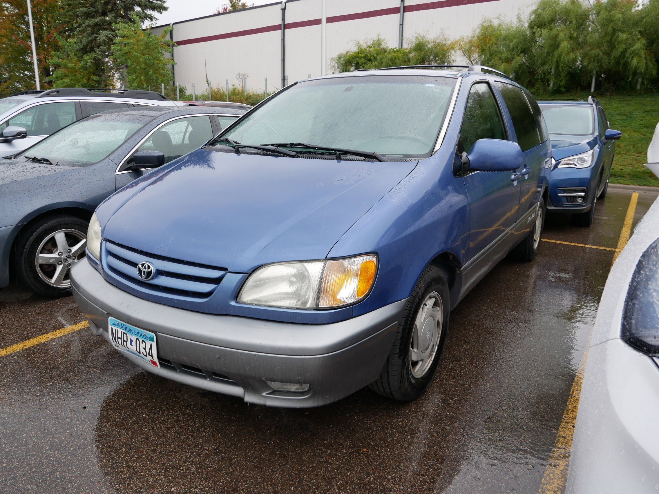 2002 Toyota Sienna XLE photo 3