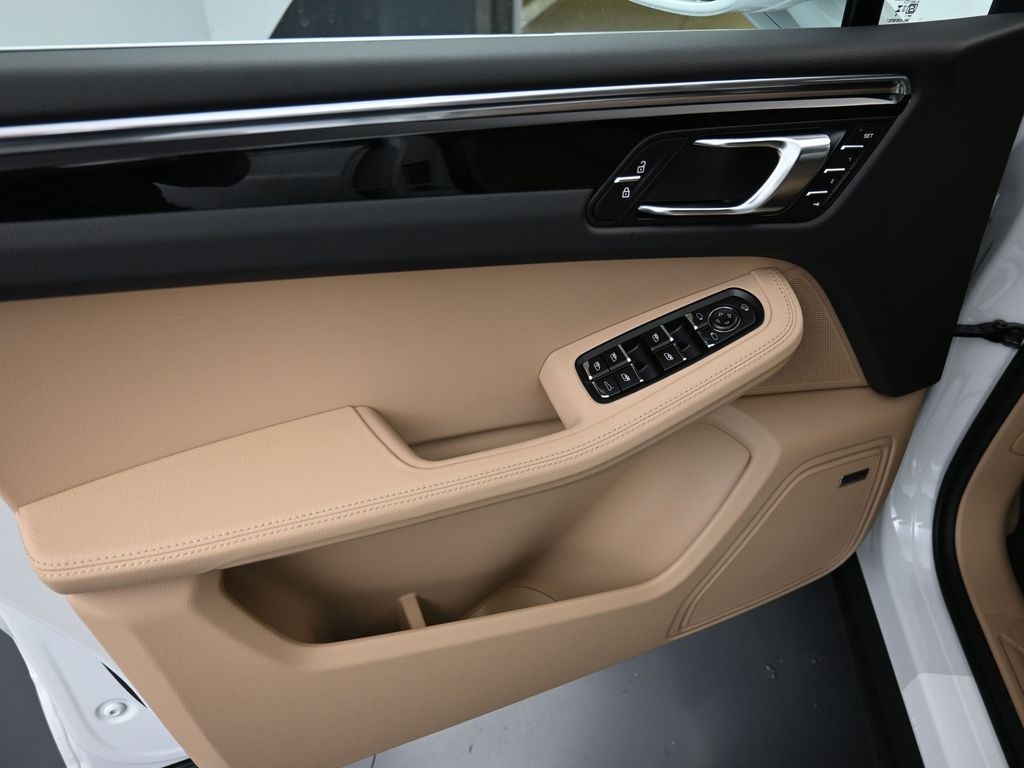2026 Porsche Macan T photo 18