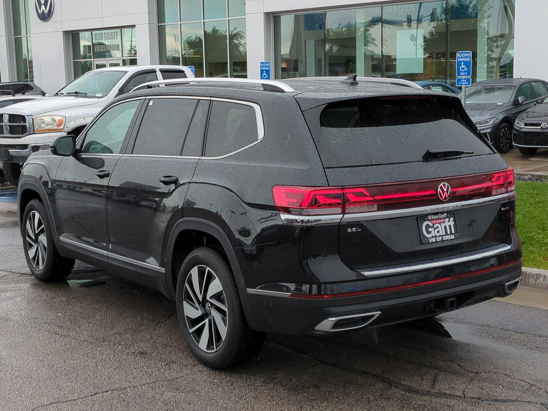 2025 Volkswagen Atlas SEL photo 4