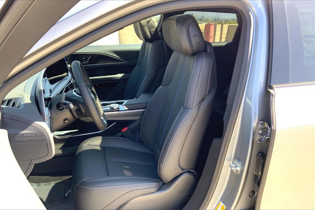 2025 Cadillac Lyriq Luxury photo 12