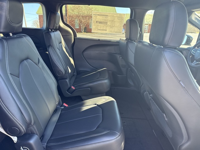 2025 Chrysler Voyager L photo 11