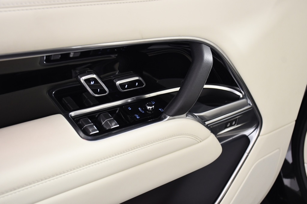 2023 Land Rover Range Rover SE photo 14