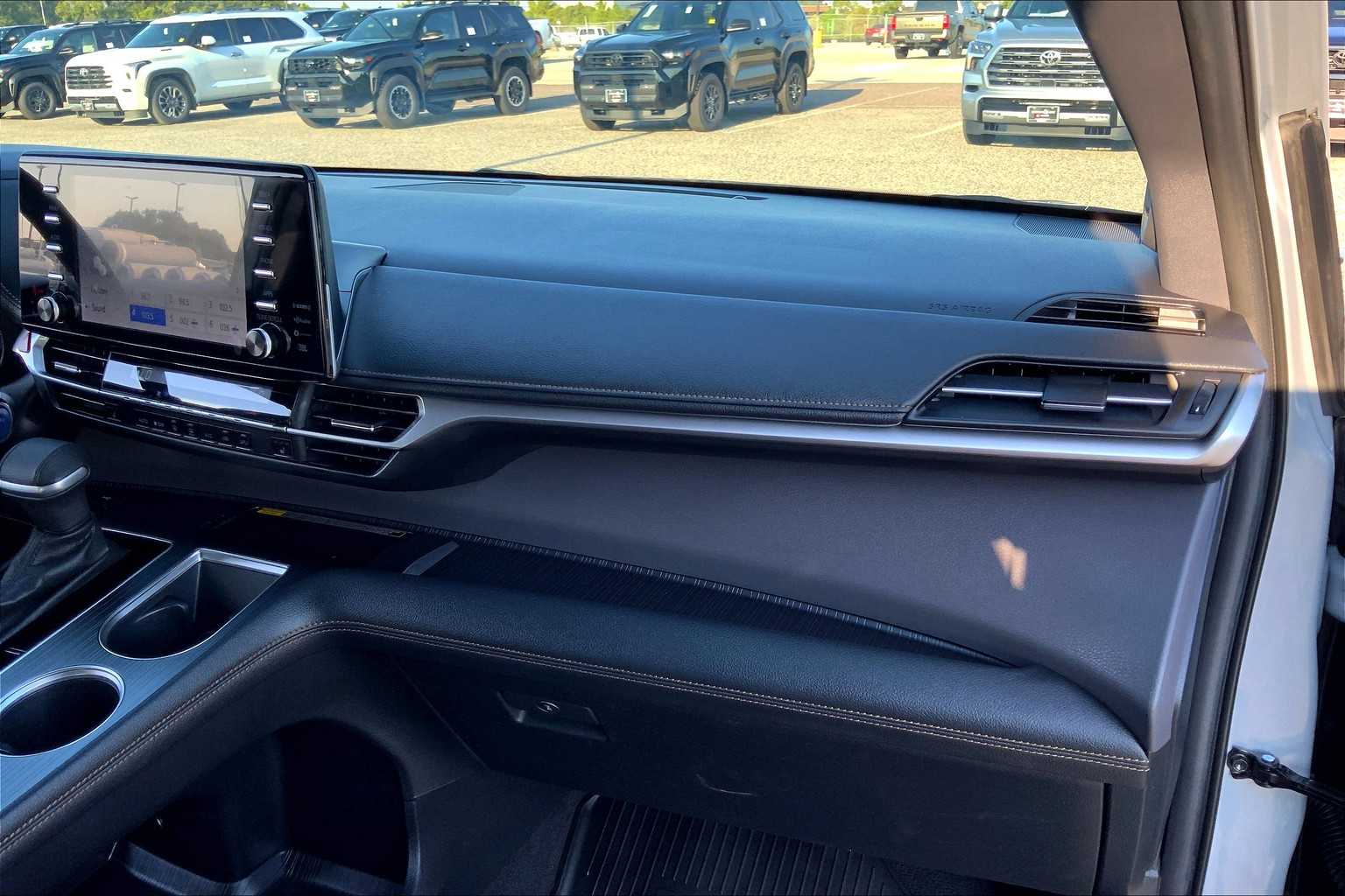 2023 Toyota Sienna Woodland Edition photo 17