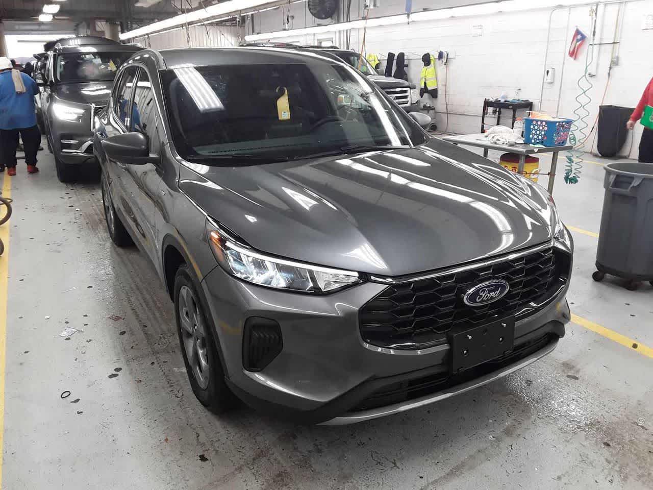 2025 Ford Escape ST-Line photo 2