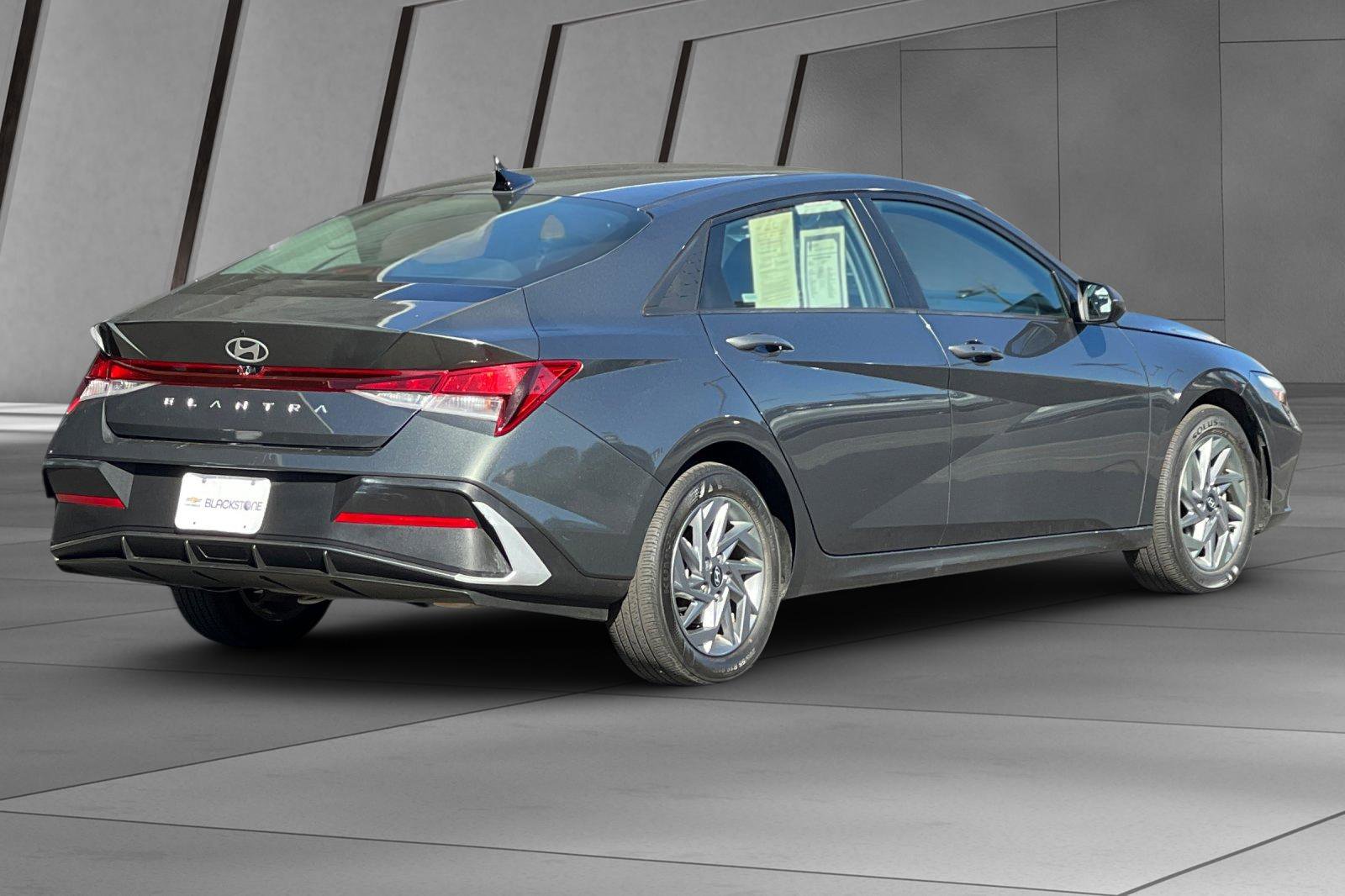 2024 Hyundai Elantra SEL photo 3
