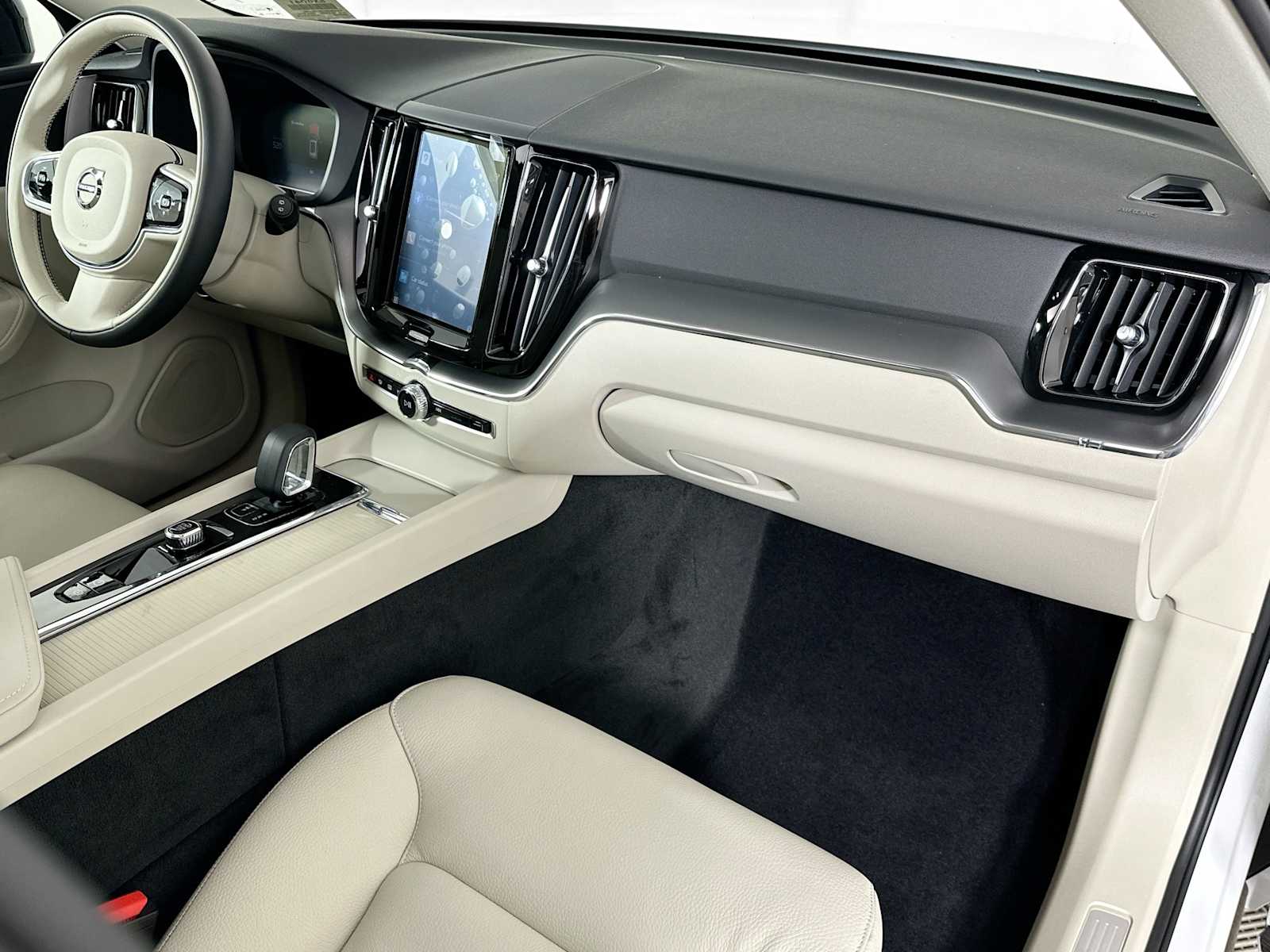 2025 Volvo XC60 T8 Plus photo 24