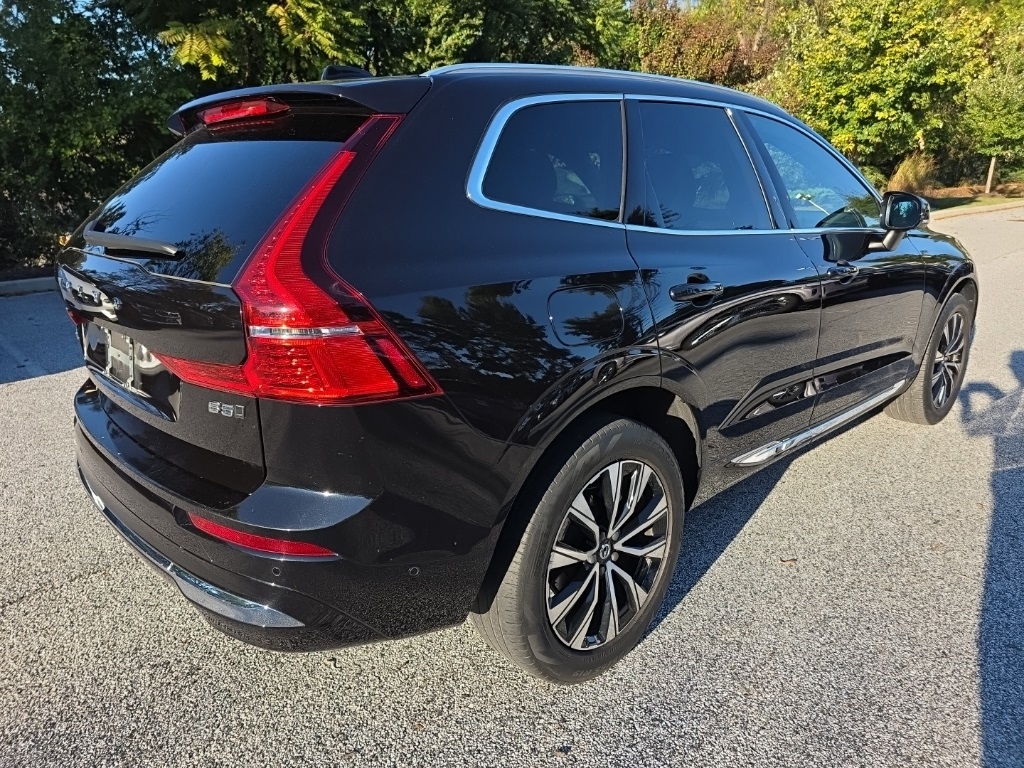 2023 Volvo XC60 B5 Plus photo 2