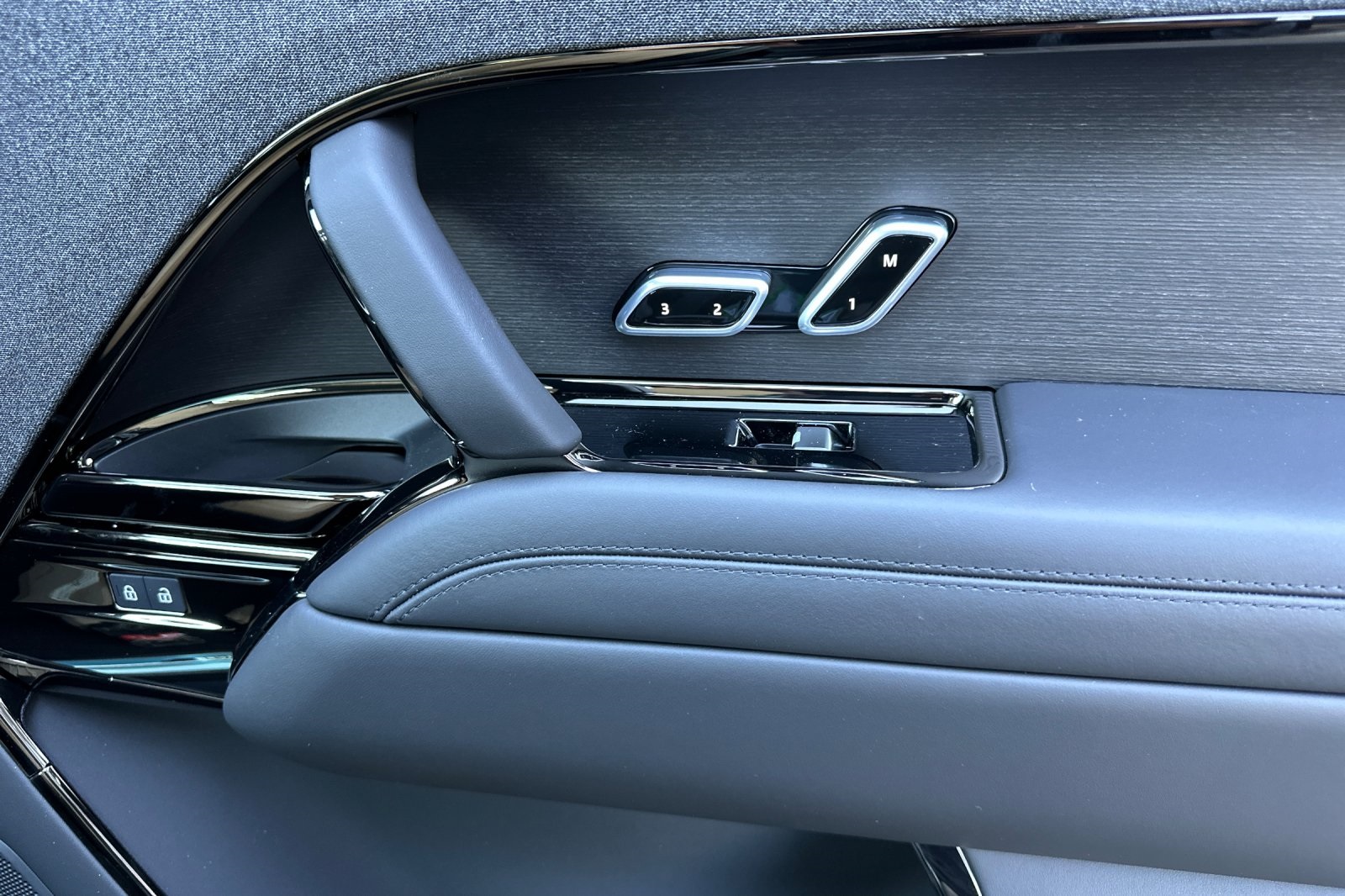 2025 Land Rover Range Rover Sport SE photo 18