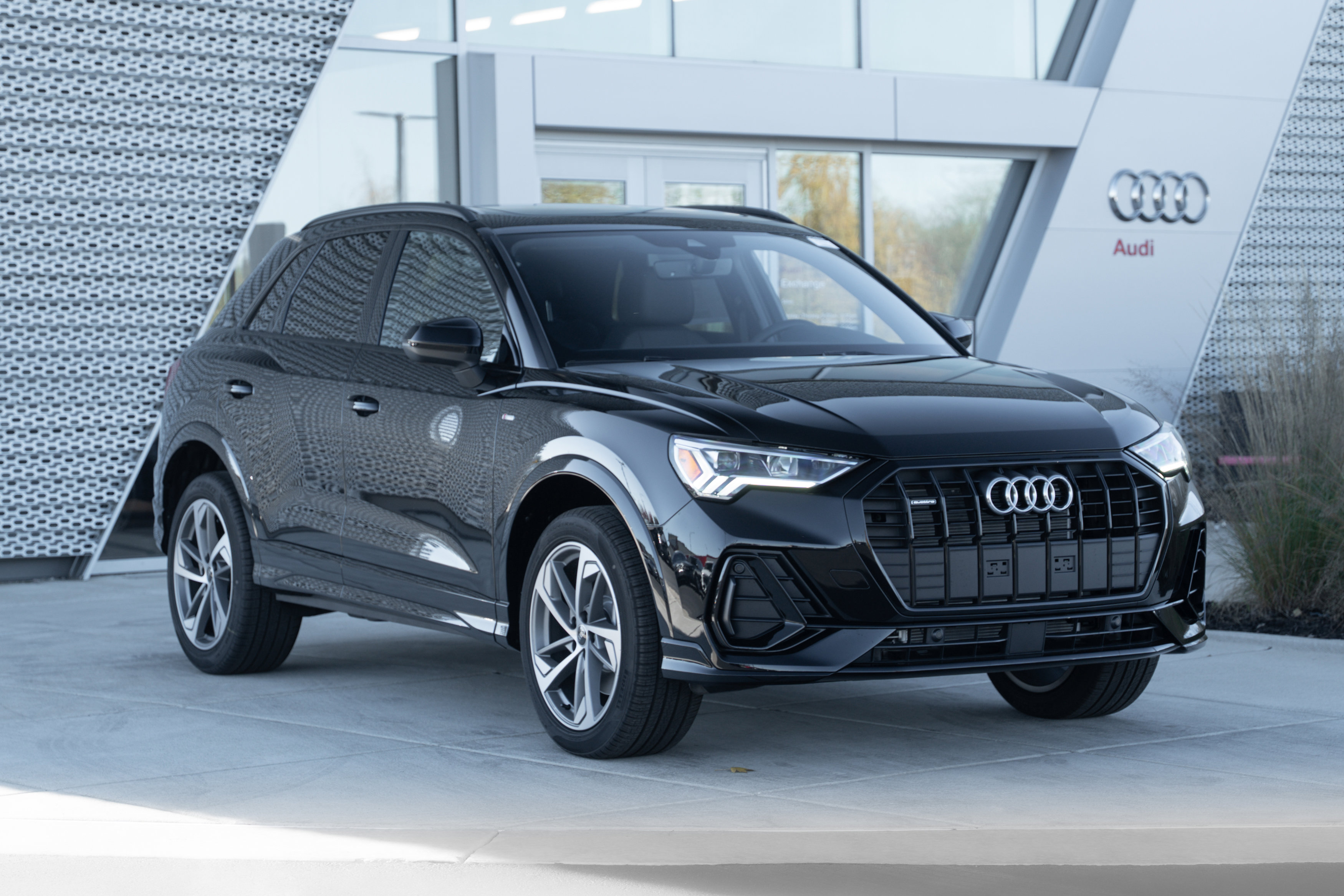 2025 Audi Q3 S line Premium photo 2