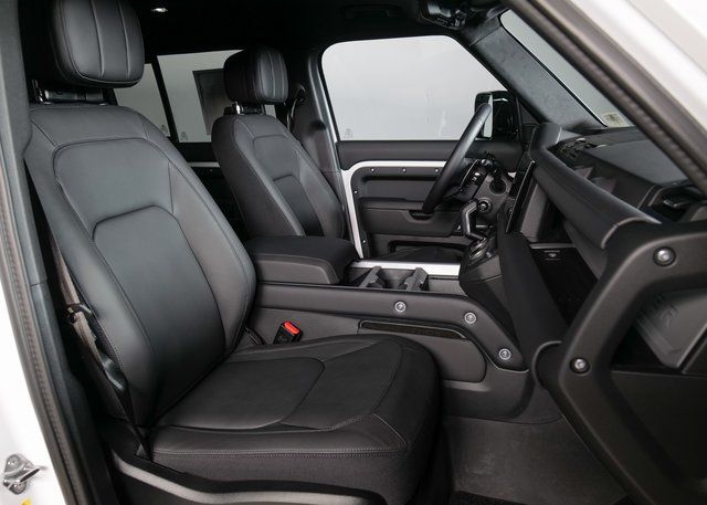 2025 Land Rover Defender 130 V8 photo 3