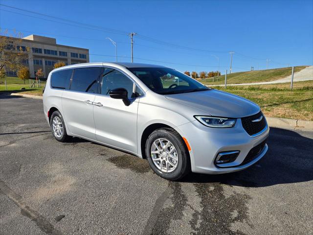 2026 Chrysler Pacifica Select's photo