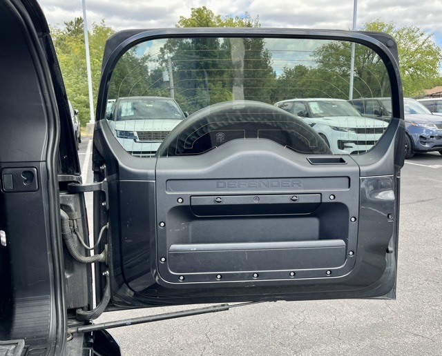 2023 Land Rover Defender 130 X-Dynamic SE photo 23