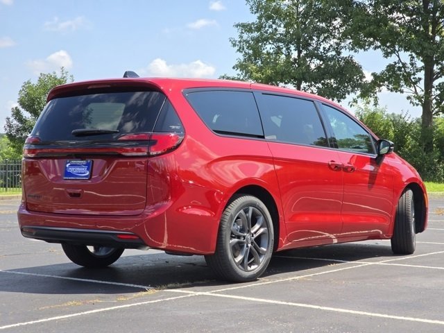 2026 Chrysler Pacifica photo 19