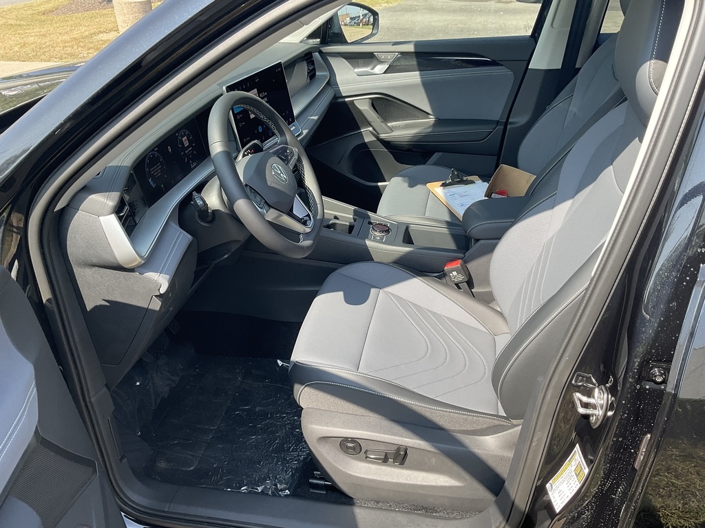 2025 Volkswagen Tiguan SE photo 3
